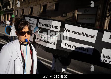 Barcelona, Barcelona, Spanien. Dezember 2023. Die Krankenschwestern tragen einen Pappsarg, der den Tod des katalanischen öffentlichen Systems während des unbegrenzten Streiks symbolisiert, um ihre Arbeitsbedingungen anzuprangern. (Kreditbild: © Marc Asensio Clupes/ZUMA Press Wire) NUR REDAKTIONELLE VERWENDUNG! Nicht für kommerzielle ZWECKE! Quelle: ZUMA Press, Inc./Alamy Live News Stockfoto