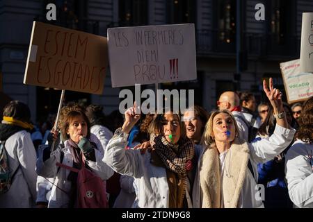 Barcelona, Barcelona, Spanien. Dezember 2023. Hunderte von streikenden katalanischen Gesundheitsfachleuten, darunter Krankenschwestern, Hebammen, Sozialarbeiter und Verwaltungstechniker, demonstrieren und setzen Zeichen gegen die Arbeitsbedingungen, und Manel Balcells, Gesundheitsminister. (Kreditbild: © Marc Asensio Clupes/ZUMA Press Wire) NUR REDAKTIONELLE VERWENDUNG! Nicht für kommerzielle ZWECKE! Quelle: ZUMA Press, Inc./Alamy Live News Stockfoto