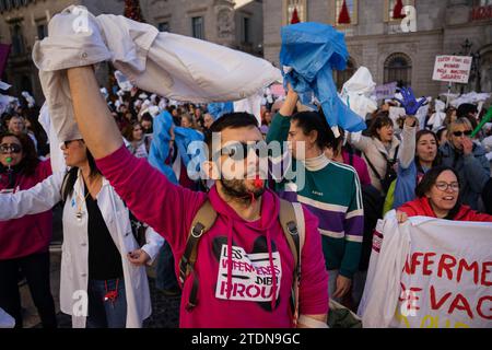 Barcelona, Barcelona, Spanien. Dezember 2023. Katalanische Gesundheitsexperten, die streiken, legen ihre Kleider auf einem Pappgrab ab, das den Tod des katalanischen Gesundheitssystems an der Tür des Palau de la Generalitat symbolisiert. Berufstätige fordern Verbesserungen der Arbeitsbedingungen. (Kreditbild: © Marc Asensio Clupes/ZUMA Press Wire) NUR REDAKTIONELLE VERWENDUNG! Nicht für kommerzielle ZWECKE! Quelle: ZUMA Press, Inc./Alamy Live News Stockfoto