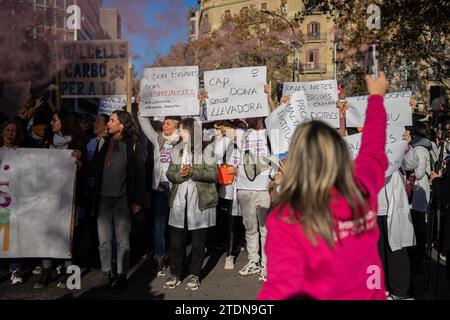 Barcelona, Barcelona, Spanien. Dezember 2023. Hunderte von streikenden katalanischen Gesundheitsfachleuten, darunter Krankenschwestern, Hebammen, Sozialarbeiter und Verwaltungstechniker, demonstrieren und setzen Zeichen gegen die Arbeitsbedingungen, und Manel Balcells, Gesundheitsminister. (Kreditbild: © Marc Asensio Clupes/ZUMA Press Wire) NUR REDAKTIONELLE VERWENDUNG! Nicht für kommerzielle ZWECKE! Quelle: ZUMA Press, Inc./Alamy Live News Stockfoto