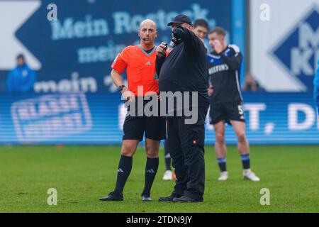 Rostock, Deutschland. Dezember 2023. firo: 10.12.2023, Fußball, 1. Liga, 1. Bundesliga, Saison 2023/2024, FC Hansa Rostock - FC Schalke 04 Schiedsrichter Nicolas Winter unterbricht das Spiel. Quelle: dpa/Alamy Live News Stockfoto