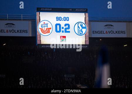 Rostock, Deutschland. Dezember 2023. firo: 10.12.2023, Fußball, 1. Liga, 1. Bundesliga, Saison 2023/2024, FC Hansa Rostock - FC Schalke 04 Endpunktzahl auf dem Monitor des Stadions 2:0 Credit: dpa/Alamy Live News Stockfoto