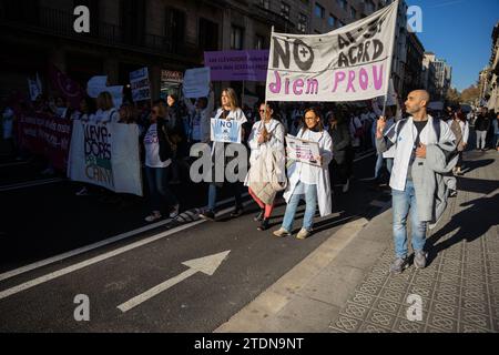 Barcelona, Barcelona, Spanien. Dezember 2023. Hunderte von streikenden katalanischen Gesundheitsfachleuten, darunter Krankenschwestern, Hebammen, Sozialarbeiter und Verwaltungstechniker, demonstrieren und setzen Zeichen gegen die Arbeitsbedingungen, und Manel Balcells, Gesundheitsminister. (Kreditbild: © Marc Asensio Clupes/ZUMA Press Wire) NUR REDAKTIONELLE VERWENDUNG! Nicht für kommerzielle ZWECKE! Quelle: ZUMA Press, Inc./Alamy Live News Stockfoto