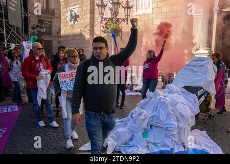 Barcelona, Barcelona, Spanien. Dezember 2023. Katalanische Gesundheitsexperten, die streiken, legen ihre Kleider auf einem Pappgrab ab, das den Tod des katalanischen Gesundheitssystems an der Tür des Palau de la Generalitat symbolisiert. Berufstätige fordern Verbesserungen der Arbeitsbedingungen. (Kreditbild: © Marc Asensio Clupes/ZUMA Press Wire) NUR REDAKTIONELLE VERWENDUNG! Nicht für kommerzielle ZWECKE! Quelle: ZUMA Press, Inc./Alamy Live News Stockfoto