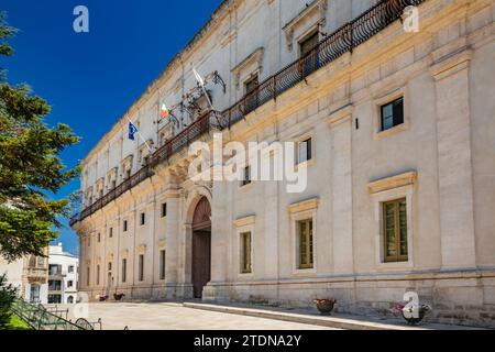 Martina Franca, Tarent, Apulien, Italien. Dorf mit barocker Architektur. Der Herzogspalast, heute das Rathaus, auf der Piazza Roma. Sonniger Tag im Sommer. Stockfoto