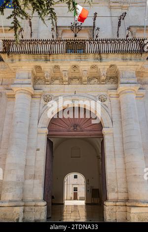 Martina Franca, Tarent, Apulien, Italien. Dorf mit barocker Architektur. Der Herzogspalast, heute das Rathaus, auf der Piazza Roma. Sonniger Tag im Sommer. Stockfoto