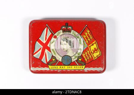 Vintage 1952 Souvenir OXO Tin zur Feier der Krönung Ihrer Majestät Königin Elizabeth 11 isoliert auf weißem Studio Hintergrund Stockfoto