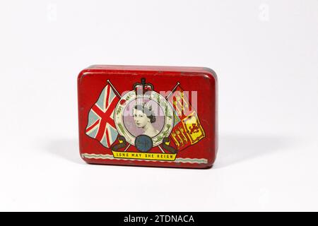 Vintage 1952 Souvenir OXO Tin zur Feier der Krönung Ihrer Majestät Königin Elizabeth 11 isoliert auf weißem Studio Hintergrund Stockfoto