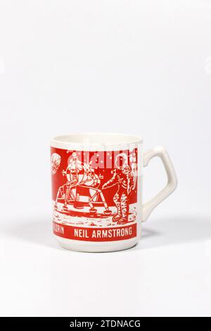 Vintage Keramik Kaffeetasse von 1969 Apollo 11 Mondlandung neil armstrong Illustration von LEM isoliert auf weißem Studiohintergrund Stockfoto