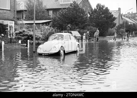 Überschwemmungen, Grote Beerstraat, IJmuiden, Straßen, Wasser, IJmuiden, Grote Beerstraat, Nederland, 04-09-1976, Whizgle News from the Past, Tailored for the Future. Erkunden Sie historische Geschichten, das Image der niederländischen Agentur aus einer modernen Perspektive, die die Lücke zwischen den Ereignissen von gestern und den Erkenntnissen von morgen überbrückt. Eine zeitlose Reise, die die Geschichten prägt, die unsere Zukunft prägen Stockfoto