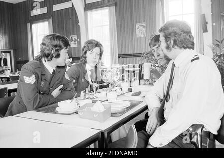 Türkische Woche in der Kantine Haarlem Polizeistation, Ausstellungen, Haarlem, Koudenhorn, Niederlande, 10-06-1974, Whizgle News aus der Vergangenheit, zugeschnitten auf die Zukunft. Erkunden Sie historische Geschichten, das Image der niederländischen Agentur aus einer modernen Perspektive, die die Lücke zwischen den Ereignissen von gestern und den Erkenntnissen von morgen überbrückt. Eine zeitlose Reise, die die Geschichten prägt, die unsere Zukunft prägen Stockfoto