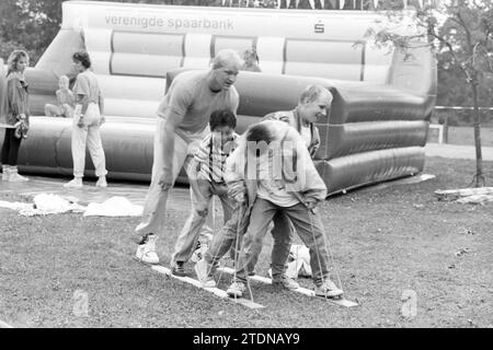 Erholungsteam Sparkasse am Schwimmen 4 Tage Schalkwijk, Nuts, Vereinigte Sparkassen, Haarlem, Niederlande, 30-08-1989, Whizgle News aus der Vergangenheit, zugeschnitten auf die Zukunft. Erkunden Sie historische Geschichten, das Image der niederländischen Agentur aus einer modernen Perspektive, die die Lücke zwischen den Ereignissen von gestern und den Erkenntnissen von morgen überbrückt. Eine zeitlose Reise, die die Geschichten prägt, die unsere Zukunft prägen Stockfoto