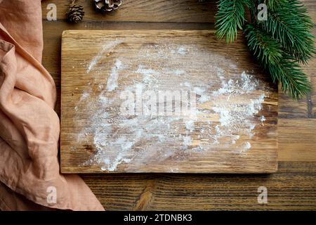 Schneidebrett aus Holz mit Mehl. Hintergrund zum Backen von Weihnachten Stockfoto