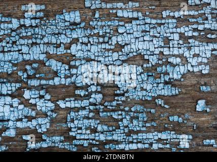 Grunge-Hintergrund. Blaue Farbe auf einem alten hölzernen Hintergrund abblättert. Alter rustikaler Holzhintergrund. Vintage-Hintergrund. Nahaufnahme. Stockfoto