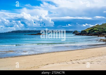 Golden Sands of Shell Beach an der Ostküste von Herm, mit Fernsicht auf Sark, Herm Island, Bailiwick of Guernsey, Kanalinseln Stockfoto