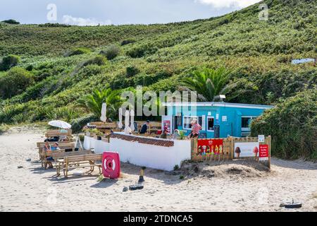 Strandcafé am Shell Beach an der Ostküste von Herm, einem der schönsten Strände der Kanalinseln, Bailiwick of Guernsey, Kanalinseln Stockfoto