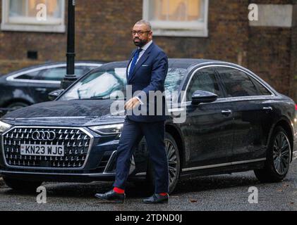 London, Großbritannien. Dezember 2023. James Cleverley, Innenminister, in der Downing Street zu einer Kabinettssitzung. Quelle: Mark Thomas/Alamy Live News Stockfoto