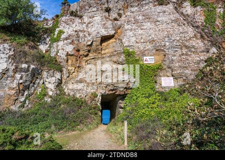 Das Fenster im Felsen, Port du Moulin, Sark, Bailiwick von Guernsey, Kanalinseln Stockfoto