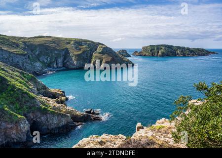 Port a la Jument Bay, mit der kleinen Insel Brecqhou in der Ferne, an der Westküste von Sark, Bailiwick von Guernsey, Kanalinseln Stockfoto