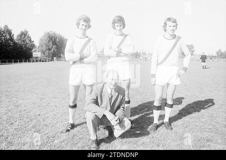 Fa. Vessies TYBB Renova, Fußball, 24.09.1972, Whizgle News from the Past, Zugeschnitten auf die Zukunft. Erkunden Sie historische Geschichten, das Image der niederländischen Agentur aus einer modernen Perspektive, die die Lücke zwischen den Ereignissen von gestern und den Erkenntnissen von morgen überbrückt. Eine zeitlose Reise, die die Geschichten prägt, die unsere Zukunft prägen Stockfoto