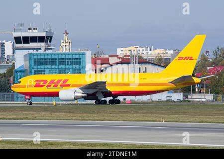 Das DHL-Frachtflugzeug Boeing 767-200 fährt nach der Landung auf dem Flughafen Lemberg. Hochwertige Fotos Stockfoto