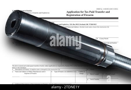 Großer Schalldämpfer und Schatten auf der öffentlich zugänglichen ATF-Form, um die Steuer zu zahlen und einen Unterdrücker zu besitzen Stockfoto