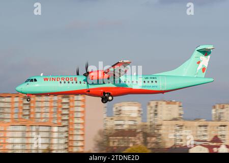 Das Regionalflugzeug Windrose ATR 72-600 der ukrainischen Fluggesellschaft landet während der goldenen Stunde in Lemberg Stockfoto