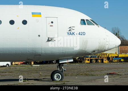 Nahaufnahme eines in Lemberg geparkten Yakovlev Yak-42D-Flugzeugs von Lemberg Airlines Stockfoto