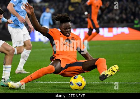 Yann Aurel Bisseck vom FC Internazionale während des Fußballspiels der Serie A zwischen SS Lazio und FC Internazionale im Olimpico-Stadion in Rom (Italien) am 17. Dezember 2023. Stockfoto