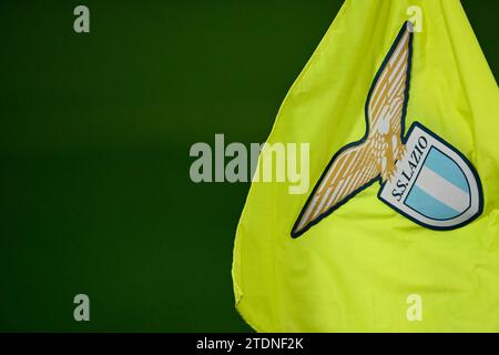 Wappen und Logo der SS Lazio sind auf einer Eckfahne während des Fußballspiels der Serie A zwischen der SS Lazio und dem FC Internazionale im Olimpico-Stadion in Rom (Italien) am 17. Dezember 2023 zu sehen. Stockfoto