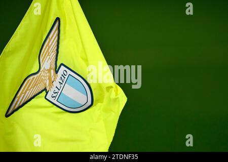Wappen und Logo der SS Lazio sind auf einer Eckfahne während des Fußballspiels der Serie A zwischen der SS Lazio und dem FC Internazionale im Olimpico-Stadion in Rom (Italien) am 17. Dezember 2023 zu sehen. Stockfoto