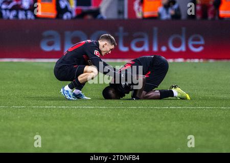 Leverkusen, BayArena, 17.12.23: Florian Wirtz (Leverkusen) schaut nach Victor Biniface (Leverkusen) beim 1.Bundesliga Spiel Bayer 04 Leverkusen vs. EI Stockfoto