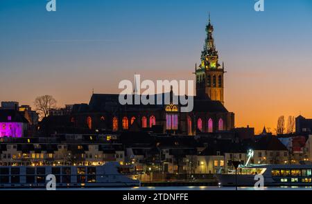 Stephanskirche in der niederländischen Stadt Nijmegen am Abend Stockfoto