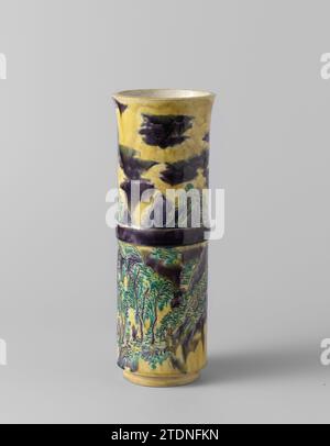 Vase mit einer Landschaft mit Bäumen und Bergen, Aoki Mokubei (Anhänger von), ca. 1900 - ca. 1930 Zylindrische Vase aus Steinzeug, leicht bis zum Rand enden und mit ringförmiger Verdickung. Auf der Glasur in Grün, Gelb und Lila gemalt. Die Vase ist durch die Verdickung mit einer Ingrift Landscape mit Figuren, Bäumen und Bergen im Nanga-Stil in zwei Teile unterteilt. An der Wand markiert. Konzentrische Kreise im Relief im Fußring. Japanisches Steingut. Glasur. Gravur / Bemalung / Verglasung zylindrische Vase aus Steingut, leicht bis zum Rand enden und mit ringförmiger Verdickung. Painte Stockfoto