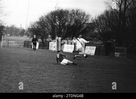 Fußballspiel, 00-00-1972, Whizgle News aus der Vergangenheit, zugeschnitten auf die Zukunft. Erkunden Sie historische Geschichten, das Image der niederländischen Agentur aus einer modernen Perspektive, die die Lücke zwischen den Ereignissen von gestern und den Erkenntnissen von morgen überbrückt. Eine zeitlose Reise, die die Geschichten prägt, die unsere Zukunft prägen Stockfoto