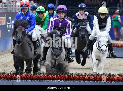 London, Großbritannien. Dezember 2023 London International Horse Show im Excel Centre London UK. Kredit: Leo Mason ALAMY Live News & Sport Wettbewerber im Defender Shetland Pony Grand National Credit: Leo Mason Sports/Alamy Live News Stockfoto