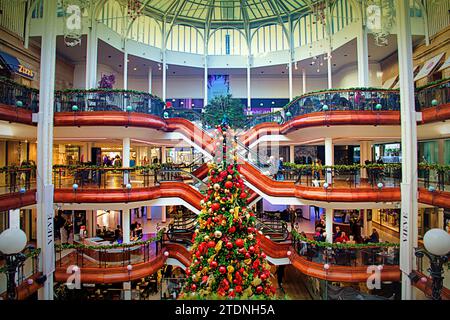 Glasgow, Schottland, Großbritannien. Dezember 2023. Wetter in Großbritannien: Bewölkt Ich sah in der weihnachtswoche einen miserablen nassen Tag im Stadtzentrum. Princes Square eines der ältesten und gehobenen Einkaufszentren, berühmt für seinen weihnachtsbaum und sein Fasan-Logo, verwendet eines als weihnachtsfee. Credit Gerard Ferry/Alamy Live News Stockfoto