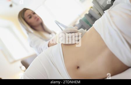 Arzt, der Ultraschall-Untersuchung der Nieren zu Frau Patient in der Klinik Nahaufnahme Stockfoto