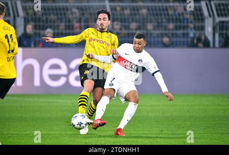 Champions League, Signal Iduna Park Dortmund: Borussia Dortmund gegen Paris Saint Germain; Kylian Mbappe (PSG), Mats Hummels (BVB) Stockfoto