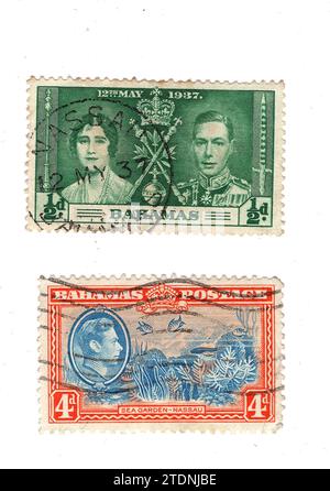 Ein Paar Vintage-Briefmarken von King George VI von den Bahamas auf weißem Hintergrund. Stockfoto