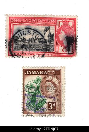 Ein Paar Vintage Queen Elizabeth II Briefmarken aus Jamaika auf weißem Hintergrund. Stockfoto