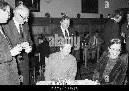 Arbeitsbesuch des Kommissars der Königin Zandvoort, Zandvoort, Zandvoort, 21-03-1985, Whizgle News aus der Vergangenheit, zugeschnitten auf die Zukunft. Erkunden Sie historische Geschichten, das Image der niederländischen Agentur aus einer modernen Perspektive, die die Lücke zwischen den Ereignissen von gestern und den Erkenntnissen von morgen überbrückt. Eine zeitlose Reise, die die Geschichten prägt, die unsere Zukunft prägen Stockfoto