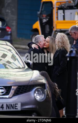 Schauspieler Michael starke (links) begrüßt Suzanne Collins (rechts) bei der Beerdigung des ehemaligen Brookside-Schauspielers Dean Sullivan in der Liverpool Parish Church (Our Lady and St Nicholas). Bekannt für die Rolle von Jimmy Corkhill in der Mersey TV-Soap, starb der Liverpudlian Schauspieler und Regisseur im Alter von 68 Jahren an einer „kurzen Krankheit“. Bilddatum: Dienstag, 19. Dezember 2023. Stockfoto
