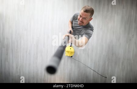 Glücklicher Erwachsener und elektrische Maschine Stockfoto