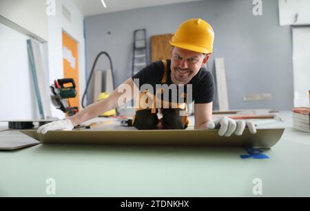 Mann mittleren Alters mit gelbem Helm Stockfoto