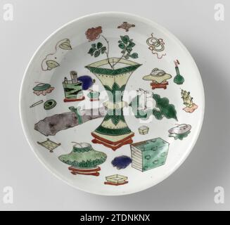 Untertasse mit wertvollen Gegenständen und Antiquitäten, anonym, ca. 1700 - ca. 1724 Untertasse mit runder Porzellanwand, bemalt in Unterglasurblau und auf der Glasur blau, rot, grün, gelb, Aubergine, schwarz und Gold. Auf dem Plat chinesische Antiquitäten; die Unterseite mit vier Wertsachen. Auf der Unterseite mit einer Dichtungsmarke in einem Doppelkreis gekennzeichnet. Drei Risse in der Kante. Famle Verte. Porzellan. Glasur. Kobalt (Mineral). Goldene (Metall-) Malerei / Glasscheibenschale mit runder Porzellanwand, in unterschwellig glasiertem Blau und auf der glasierenden blau, rot, grün, gelb, Aubergine, schwarz und Gold. Auf dem Stockfoto