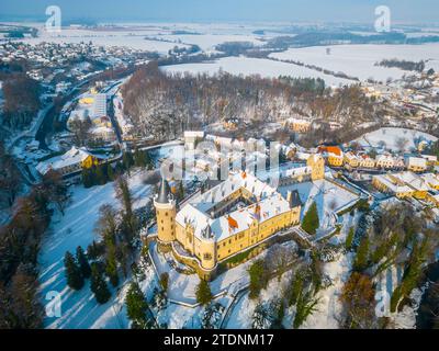 Schloss Zleby an sonnigem Wintertag. Tschechien. Luftaufnahme von der Drohne. Stockfoto