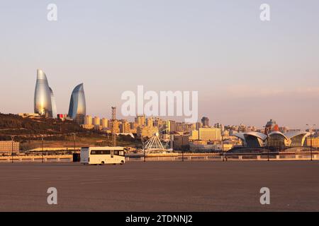 Baku. Aserbaidschan. 03.31.2021. Bus für die Fahrt auf dem Boulevard. Stockfoto