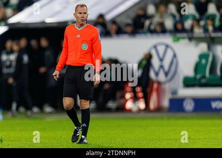 Wolfsburg, Deutschland. Dezember 2023. firo: 09.12.2023, Fußball, 1. Liga, 1. Bundesliga, Saison 2023/2024, VfL Wolfsburg - SC Freiburg Schiedsrichter Marco Fritz ganze Figur, Credit: dpa/Alamy Live News Stockfoto