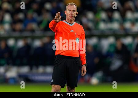 Wolfsburg, Deutschland. Dezember 2023. firo : 09.12.2023, Fußball, 1. Liga, 1. Bundesliga, Saison 2023/2024, VfL Wolfsburg - SC Freiburg Schiedsrichter Marco Fritz Geste, Gesten, Geste, Credit: dpa/Alamy Live News Stockfoto